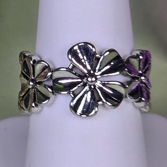 Triple Flower Band Ring With Leaf Details Size 8.5 (NWOT) - Picture 2 of 6